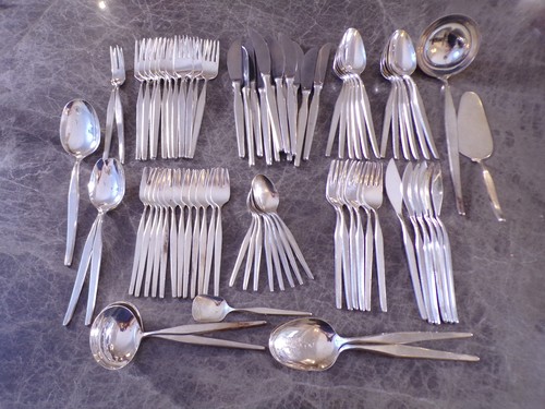 Extensive slim cutlery set for